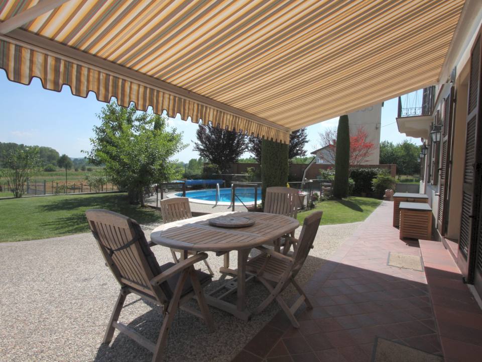 Die Terrasse vor der Küche in der Villa