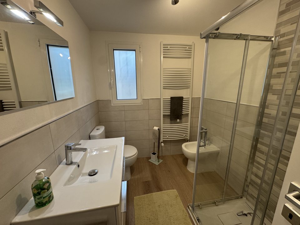 Das moderne Bad im Erdgeschoss des Nebenhauses