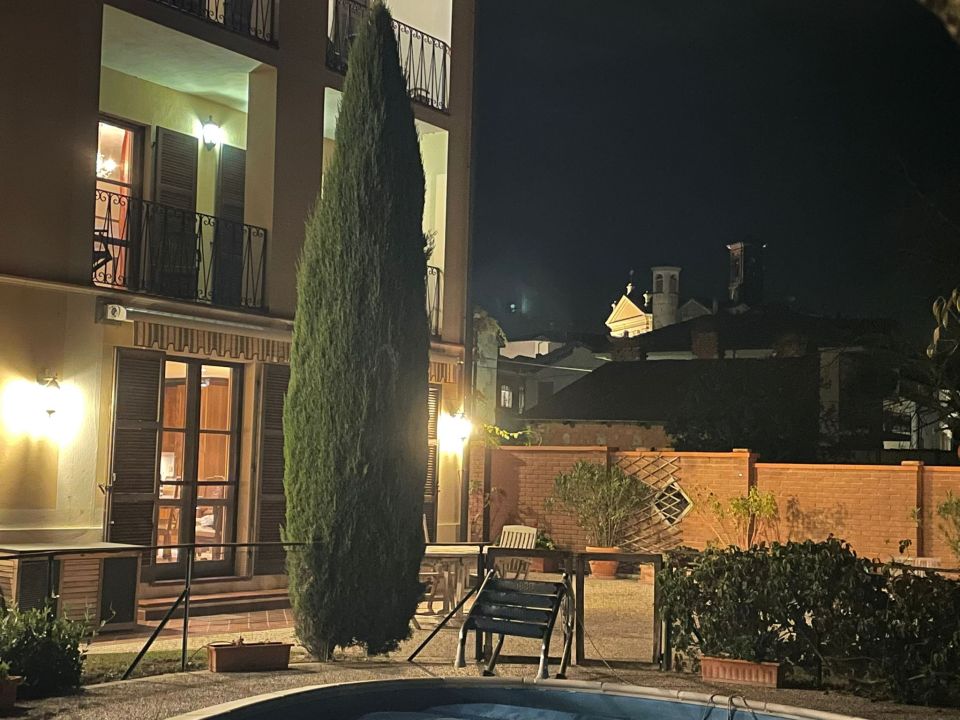 Die Villa befindet sich in Dorfrandlage