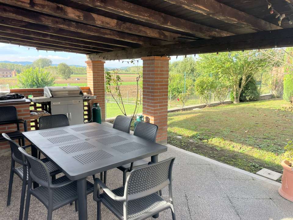 Der Sommersitzplatz im Garten unter dem Portico