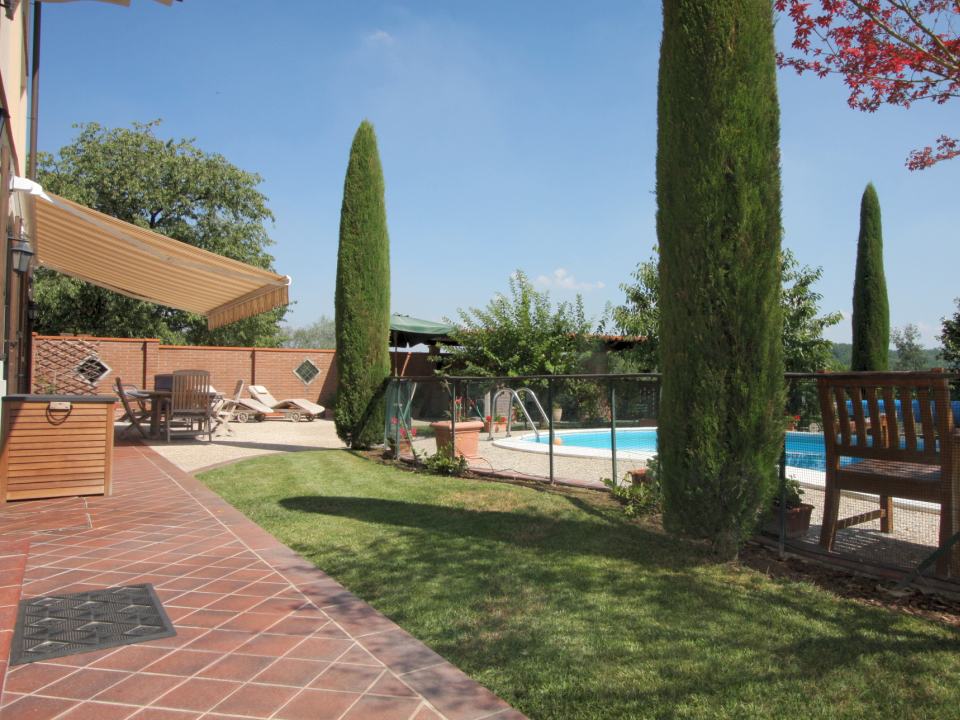 Der Gartenbereich mit Swimmingpool